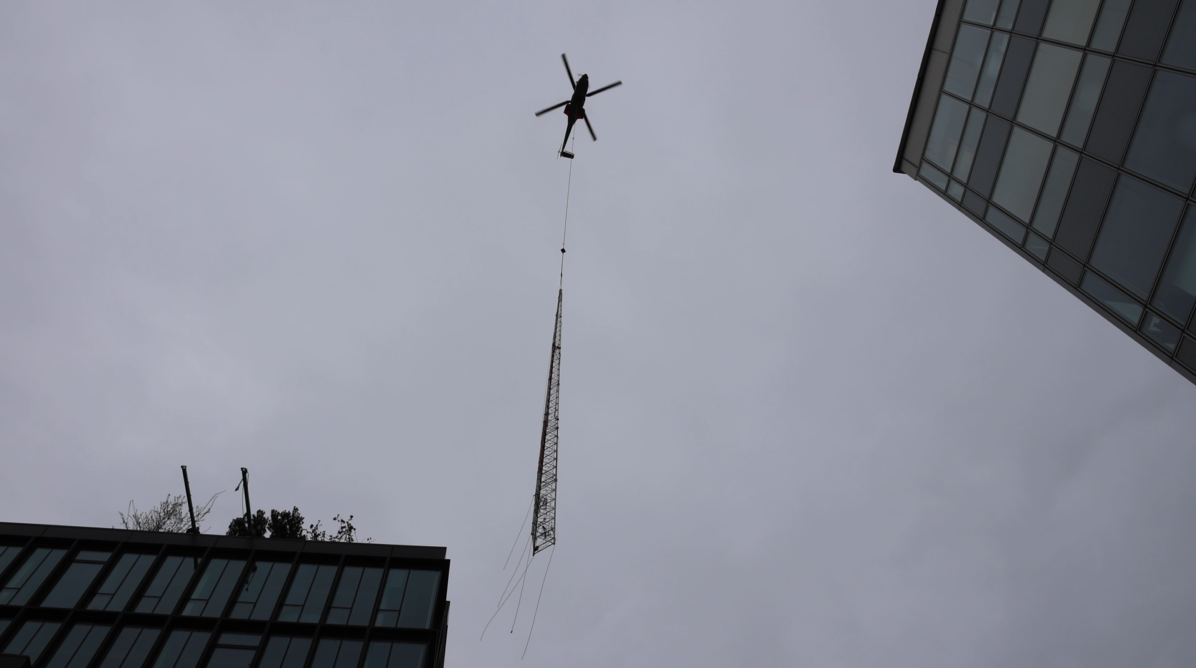 Dépose de l'antenne radio G7 par héliportage